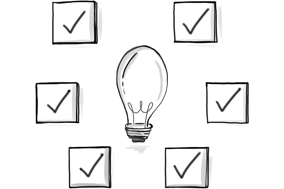 Glühbirne mit umgebenden Checkboxen als Symbol für Kompetenz und Innovation